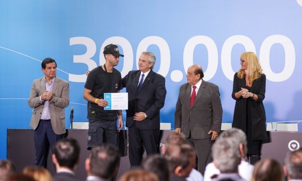 EL PRESIDENTE ENTREGÓ LA PENSIÓN POR DISCAPACIDAD 300.000